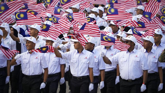 Potret Semarak Parade HUT Kemerdekaan Malaysia Royal Malaysia Army armed carrier parade in formation during the 65th National Day celebrations at Independence Square in Kuala Lumpur, Malaysia, Wednesday, Aug. 31, 2022. The Federation of Malaya gained its independence from Britain on Aug. 31, in 1957. (AP Photo/Vincent Thian)