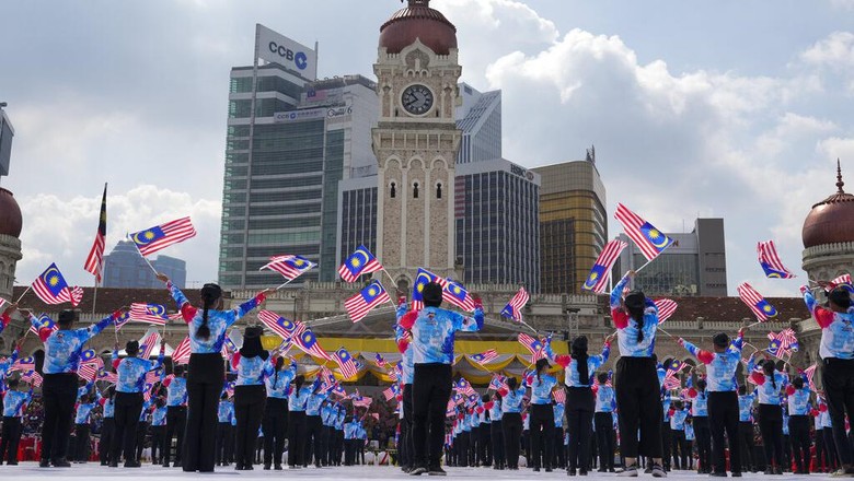 Potret Semarak Parade HUT Kemerdekaan Malaysia Royal Malaysia Army armed carrier parade in formation during the 65th National Day celebrations at Independence Square in Kuala Lumpur, Malaysia, Wednesday, Aug. 31, 2022. The Federation of Malaya gained its independence from Britain on Aug. 31, in 1957. (AP Photo/Vincent Thian)