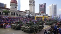 Angkatan bersenjata Malaysia turut serta dalam parade Hari Nasional dengan memamerkan sejumlah kendaraan tempur. Ratusan warga harus datang sejak pagi untuk menyaksikan acara tersebut.