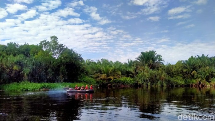 Proses pencarian korban oleh Tim SAR.