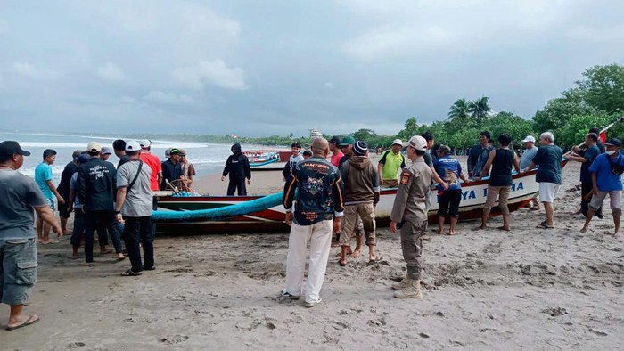 Razia perahu di Pantai Pangandaran