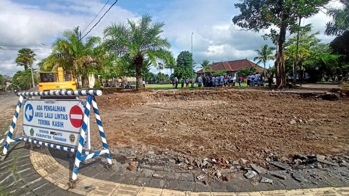 Lokasi relokasi patung Bung Karno di barat laut Taman Kota Tabanan yang sedang ditinjau Bupati Sanjaya dan rombongan dari DPRD dan Pemkab Tabanan, Kamis (1/9/2022).