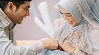 Ria Ricis dan suaminya, Teuku Ryan, kini tengah menikmati masa menjadi orang tua. Baby Moanasebutan untuk putri pertamanya, telah menjalani aqiqah pada 6 Agustus 2022 lalu. Foto: Instagram Ria Ricis (@riaricis1795)