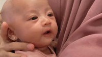 Anggap angin berlalu, ia memutuskan untuk percaya kepada dokter yang telah membimbingnya dalam merawat newborn. Hasilnya pun membuat netizen terkejut karena bayi yang diberi nama Cut Raifa Aramoana sudah bisa mengangkat kepalanya pada usia tiga minggu. Foto: Instagram Ria Ricis (@riaricis1795)