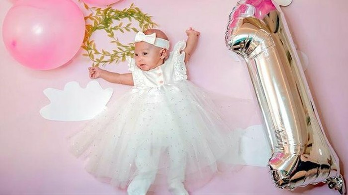 Dalam unggahan Instagram pribadinya @riaricis1795, Ria dan Teuku sangat bersyukur Baby Moana semakin terlihat aktif dan sehat. Mereka meminta netizen untuk selalu memberikan doa yang terbaik bagi keluarganya.