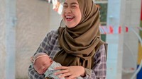 Menjadi ibu baru, youtuber ini mendapatkan banyak pelajaran tentang merawat newborn, salah satunya adalah menggendong dengan teknik Tiger in Tree. Posisi ini sangat baik karena bisa menenangkan dan membantu bayi bersendawa setelah menyusui. Foto: Instagram Ria Ricis (@riaricis1795)