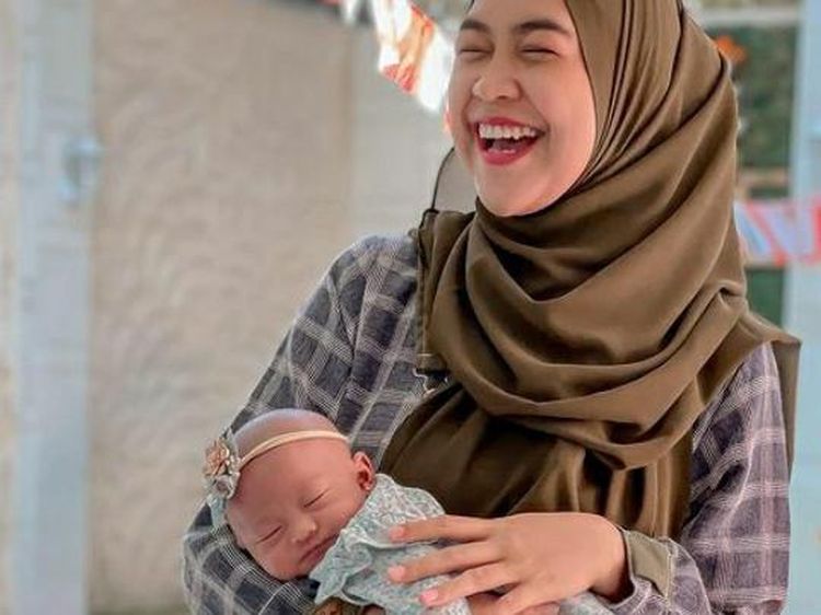 Momen Ria Ricis Jadi Ibu Baru, Belajar Teknik Gendong yang Bantu Bayi Sendawa