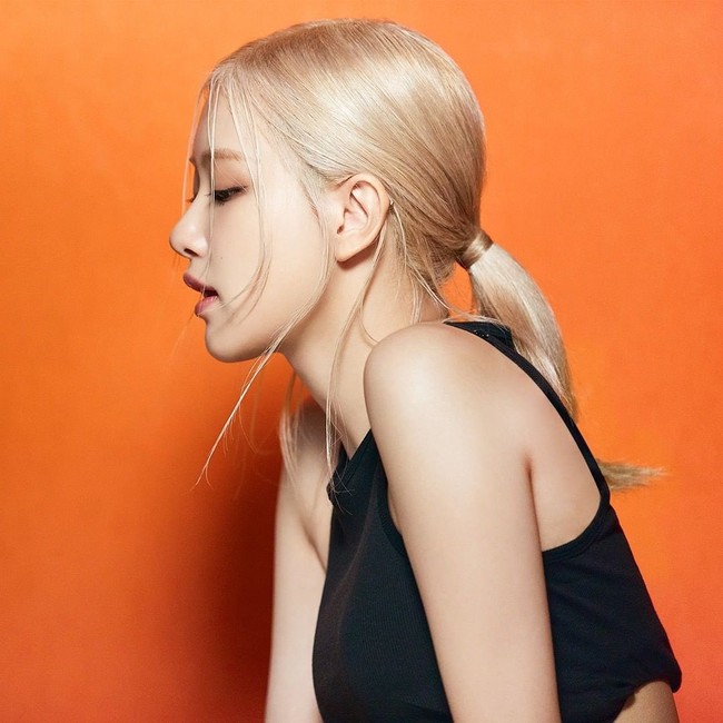 Kini Rose BLACKPINK juga menjadi satu-satunya personel BLACKPINK yang berambut pirang. Tiga personel lainnya punya rambut hitam seperti yang terlihat saat menghadiri MTV VMA 2022 di New York, Amerika Serikat pada Senin (28/8/2022). Foto: dok. Sulwhasoo