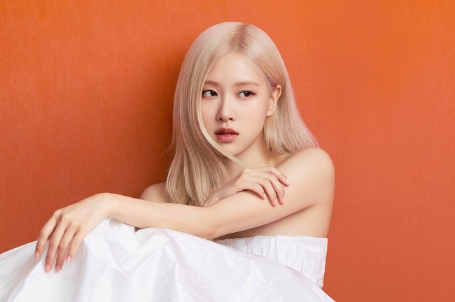 “Suatu kehormatan untuk bekerja sama dengan Sulwhasoo sebagai global ambassador produk yang tidak hanya dipakai ibuku tapi juga aku pakai sendiri,” ungkap Rose BLACKPINK seperti dilansir dari Tatler Asia. Foto: dok. Sulwhasoo