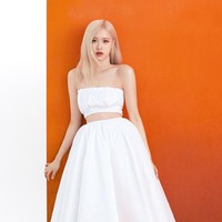 Dalam iklan produk kecantikan tersebut, Rose BLACKPINK terlihat menawan memakai two piece dress berwarna putih. Foto: dok. Sulwhasoo