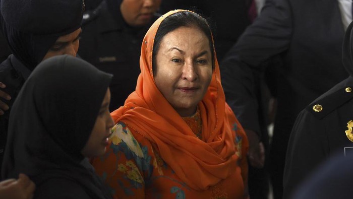 FILE - Rosmah Mansor, wife of former Malaysian Prime Minister Najib Razak arrives at Kuala Lumpur High Court in Kuala Lumpur, Malaysia, on Oct. 4, 2018. The wife of jailed ex-Prime Minister Najib Razak arrived in court Thursday, Sept. 1, 2022, for a verdict in her corruption trial involving a 1.25 billion ringgit ($279 million) solar energy project, just days after her husband was imprisoned over the looted 1MDB state fund.(AP Photo/Yam G-Jun, File)