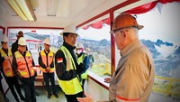 Sambil melihat kawasan tambang terbuka PTFI dari Grasberg, Presiden juga berbincang dengan Presiden Komisaris PTFI Richard Adkerson.