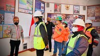 Di Grasberg, Presiden dan Ibu Iriana didampingi Presiden Direktur PT Freeport Indonesia (PTFI) Tony Wenas mengunjungi Museum Bunaken untuk mendapatkan penjelasan tentang sejarah pertambangan PTFI.
