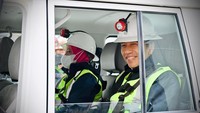 Setelah berada di Grasberg selama 2 jam, Presiden dan Ibu Iriana bersama rombongan melanjutkan perjalanan menuju pertambangan bawah tanah.