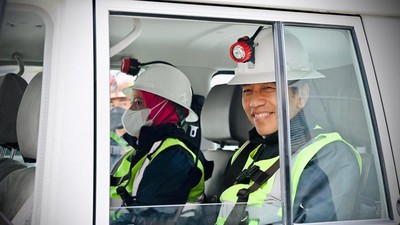 Senyum Jokowi Saat Kunjungi Tambang Grasberg, Papua