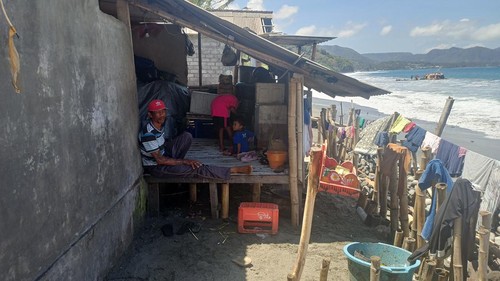 Salah seorang warga yang tinggal di pesisir Pantai Tanah Ampo, Karangasem, Kamis (1/9/2022).