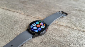 Jam tangan pintar ini menjalankan One UI Watch 4.5 berbasis Wear OS 3.5. Baterainya berkapasitas 284 mAh yang diklaim lebih tahan lama ketimbang pendahulunya. Foto: Virgina Maulita Putri/detikINET