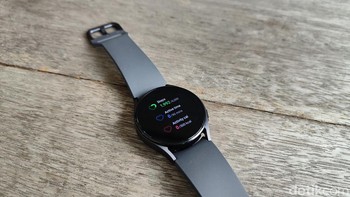 Layar Samsung Galaxy Watch 5 dilindungi dengan Sapphire Crystal Glass yang diklaim 1,6 kali lebih kuat dibandingkan seri sebelumnya. Jam tangan ini juga dilengkapi sertifikasi IP68 dan 5ATM yang membuatnya tahan air dan bisa dibawa berenang. Foto: Virgina Maulita Putri/detikINET