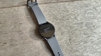 Samsung Galaxy Watch 5 hadir dalam dua ukuran yaitu 40 mm dan 44 mm. Ini merupakan varian 40 mm dalam balutan warna Graphite. Foto: Virgina Maulita Putri/detikINET