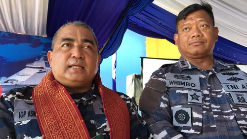 Sekretaris Dinas Potensi Maritim Angkatan Laut Mabesal Kanit Kolonel Korp Laut I Gusti Putu Aswan Candra dan Komandan Lanal Mataram Kolonel Laut Djawara Whimbo saat meninjau Teluk Awang Kecamatan Pujut, Kabupaten Lombok Tengah, NTB, Kamis (1/9/2022).