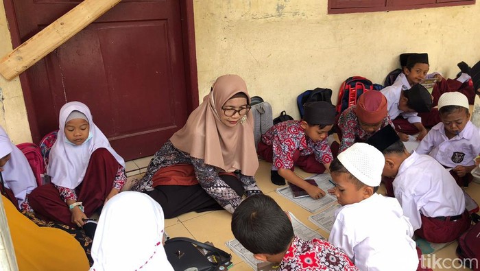 Siswa SD belajar di teras setelah sekolah mereka disegel warga.