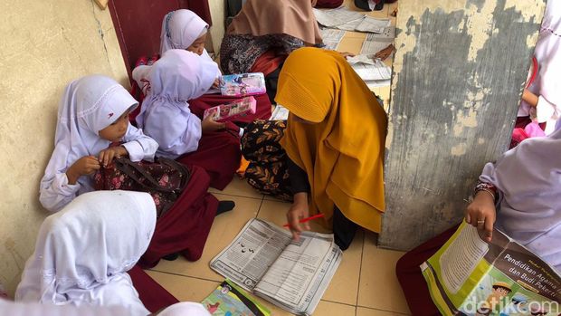 Siswa SD belajar di teras setelah sekolah mereka disegel warga.