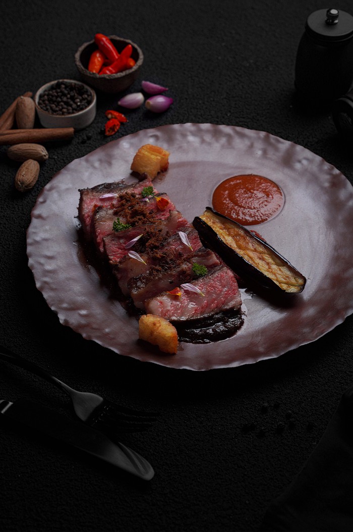 Racikan Spesial Bobor Jamur Asap dan Steak Rendang di Restoran Gaya Kolonial