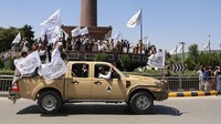 Massa pawai keliling kota merayakan setahun hengkangnya tentara AS dari Afghanistan. Hingga kini, belum ada satu pun negara yang mengakui pemerintahan Taliban.   