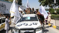 Massa naik mobil rampasan perang kliling kota. Diketahui AS menarik seluruh pasukannya dari Afghanistan pada 30 Agustus 2021. Pasukan Negeri Paman Sam sudah beroperasi selama 20 tahun di Afghanistan, tepatnya pasca serangan teror terhadap gedung World Trade Center di New York pada 11 September 2001. Sebelum Taliban kembali berkuasa, AS merupakan sekutu utama pemerintahan Afghanistan dalam memerangi Taliban.  