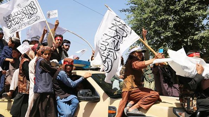 Sorak-sorai Taliban Rayakan Setahun Tentara AS Hengkang dari Afghanistan KABUL, AFGHANISTAN - AUGUST 31: Members of Taliban led government, as well as many Afghan men participate in celebrations marking the 1st anniversary of the US-led troops' withdrawal from the country in Kabul, Afghanistan on August 31, 2022. (Photo by Bilal Guler/Anadolu Agency via Getty Images)