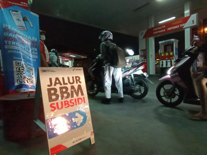 Suasana SPBU 54.801.03 yang berlokasi di Jalan WR. Supratman Denpasar, Bali pada Rabu (31/8/2022) malam.