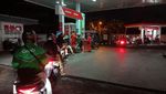 Potret SPBU di Denpasar Diserbu Warga, Panic Buying Isu Harga BBM Naik