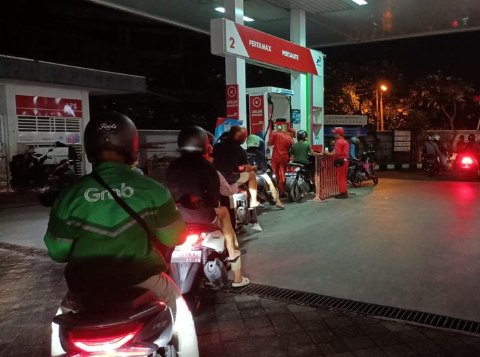 Asisten Manager SPBU SPBU 54.801.03, Poerwo Roesfandi (29) menuturkan, pada Rabu (31/8/2022) malam memang terbilang lebih padat pengunjung jika dibandingkan dari malam di hari-hari sebelumnya. Dirinya memprediksi, hal tersebut dikarenakan adanya isu kenaikan harga BBM. 

Adapun kuota BBM khususnya Pertalite, kata Poerwo Roesfandi setiap harinya disediakan 16.000-18.000 liter. Dan terkait adanya isu kenaikan harga BBM tersebut, pihaknya pun tak ada antisipasi khusus seperti menambah kuota BBM.
