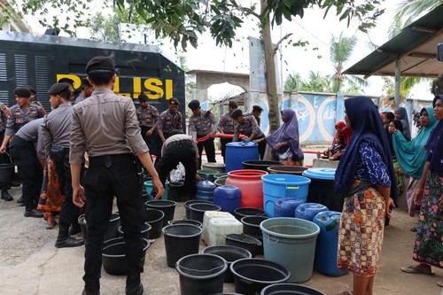 Suasana distribusi air bersih di Dusun Tanak Putek, Desa Giri Sasak, Kecamatan Kuripan, Lombok Barat, Kamis (1/9/2022).