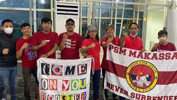 Suporter PSM Makassar dalam perjalanan berangkat ke Kediri