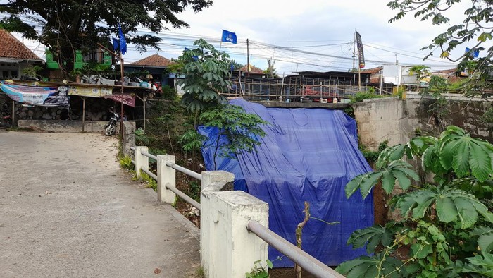 Tebing bekas longsor yang terjadi pada tahun 2020 lalu di Jalan Raya Cilebut Desa Cilebut Timur, Kecamatan Sukaraja, Kabupaten Bogor belum diperbaiki.