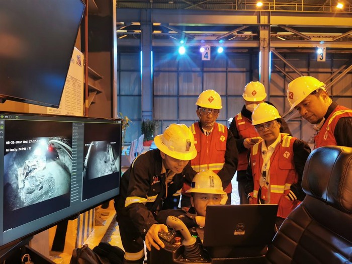 Telkomsel dan PT Freeport Indonesia (PTFI) berkolaborasi menghadirkan sinyal 5G di tambang grasberg Freeport di Tembagapura, Papua. Kehadiran teknologi jaringan seluler generasi kelima ini menjadi underground smart mining pertama di Asia Tenggara dalam mendukung operasional industri pertambangan di Indonesia.