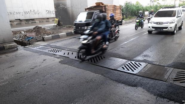 Titik kerusakan penutup got di underpass Jl Sholeh Iskandar (Sholis) yang telah diperbaiki oleh Petugas Kementerian PUPR.