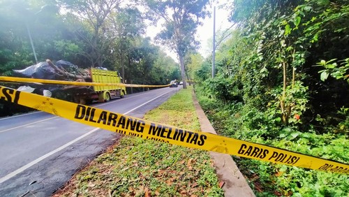 TKP penemuan mayat I Gusti Agung Mirah Lestari di Jalan Denpasar-Gilimanuk, Dusun Sumbersari, Melaya, Jembrana, masih terpasang garis polisi, Kamis (1/9/2022).