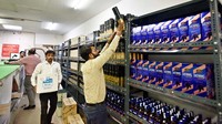 Pembeli memborong stok terakhir minuman keras di toko-toko swasta. Semua toko miras swasta di Ibu Kota New Delhi akan ditutup akibat kebijakan cukai. 