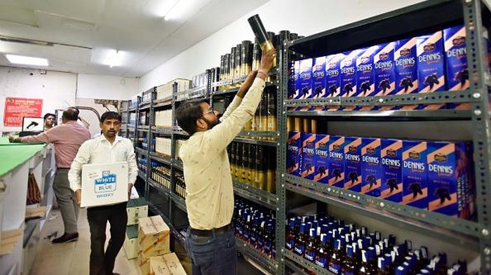 Orang-orang membeli bir dan anggur di toko minuman keras swasta di Timar Pur, New Delhi, India, Rabu (31/8/2022) waktu setempat.