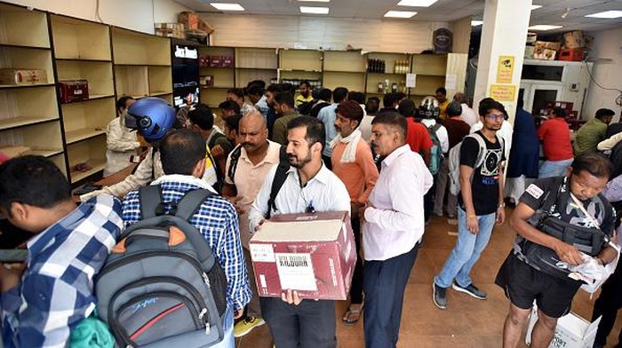 Toko Miras di India Diserbu Warga Hingga Raknya Kosong Orang-orang membeli bir dan anggur di toko minuman keras swasta di Timar Pur, New Delhi, India, Rabu (31/8/2022) waktu setempat.