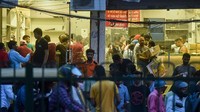 Kerumunan pembeli memborong miras sebelum toko dilarang menjual miras. Dilaporkan departemen cukai negara bagian telah memberikan hampir 500 lisensi toko minuman keras eceran kepada empat perusahaan pemerintah Delhi.  Swasta dilarang menjual miras.