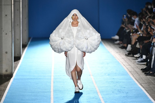 Inilah deretan koleksi baju unik di Tokyo Fashion Week Spring/Summer 2023. Busana-busana unik ini di antaranya karya desainer Yoshiokubo, brand lokal ablankpage dan HOUGA. Foto KAZUHIRO NOGI/ Getty Images.
