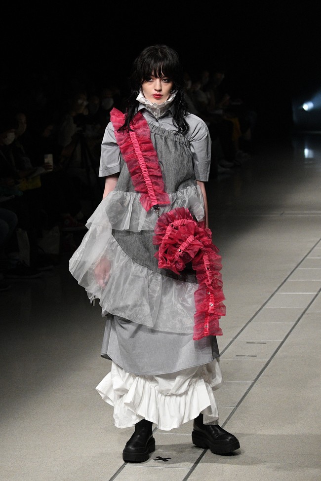 Inilah deretan koleksi baju unik di Tokyo Fashion Week Spring/Summer 2023. Busana-busana unik ini di antaranya karya desainer Yoshiokubo, brand lokal ablankpage dan HOUGA. Foto KAZUHIRO NOGI/ Getty Images.