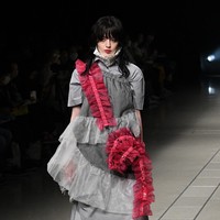 Inilah deretan koleksi baju unik di Tokyo Fashion Week Spring/Summer 2023. Busana-busana unik ini di antaranya karya desainer Yoshiokubo, brand lokal ablankpage dan HOUGA. Foto KAZUHIRO NOGI/ Getty Images.