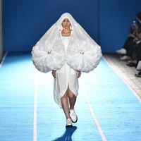 Inilah deretan koleksi baju unik di Tokyo Fashion Week Spring/Summer 2023. Busana-busana unik ini di antaranya karya desainer Yoshiokubo, brand lokal ablankpage dan HOUGA. Foto KAZUHIRO NOGI/ Getty Images.