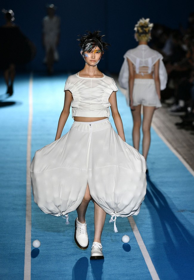 Inilah deretan koleksi baju unik di Tokyo Fashion Week Spring/Summer 2023. Busana-busana unik ini di antaranya karya desainer Yoshiokubo, brand lokal ablankpage dan HOUGA. Foto KAZUHIRO NOGI/ Getty Images.