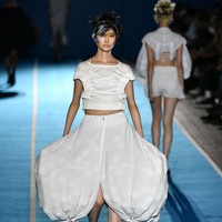 Inilah deretan koleksi baju unik di Tokyo Fashion Week Spring/Summer 2023. Busana-busana unik ini di antaranya karya desainer Yoshiokubo, brand lokal ablankpage dan HOUGA. Foto KAZUHIRO NOGI/ Getty Images.