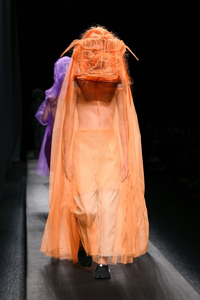 Inilah deretan koleksi baju unik di Tokyo Fashion Week Spring/Summer 2023. Busana-busana unik ini di antaranya karya desainer Yoshiokubo, brand lokal ablankpage dan HOUGA.  Foto KAZUHIRO NOGI/ Getty Images.